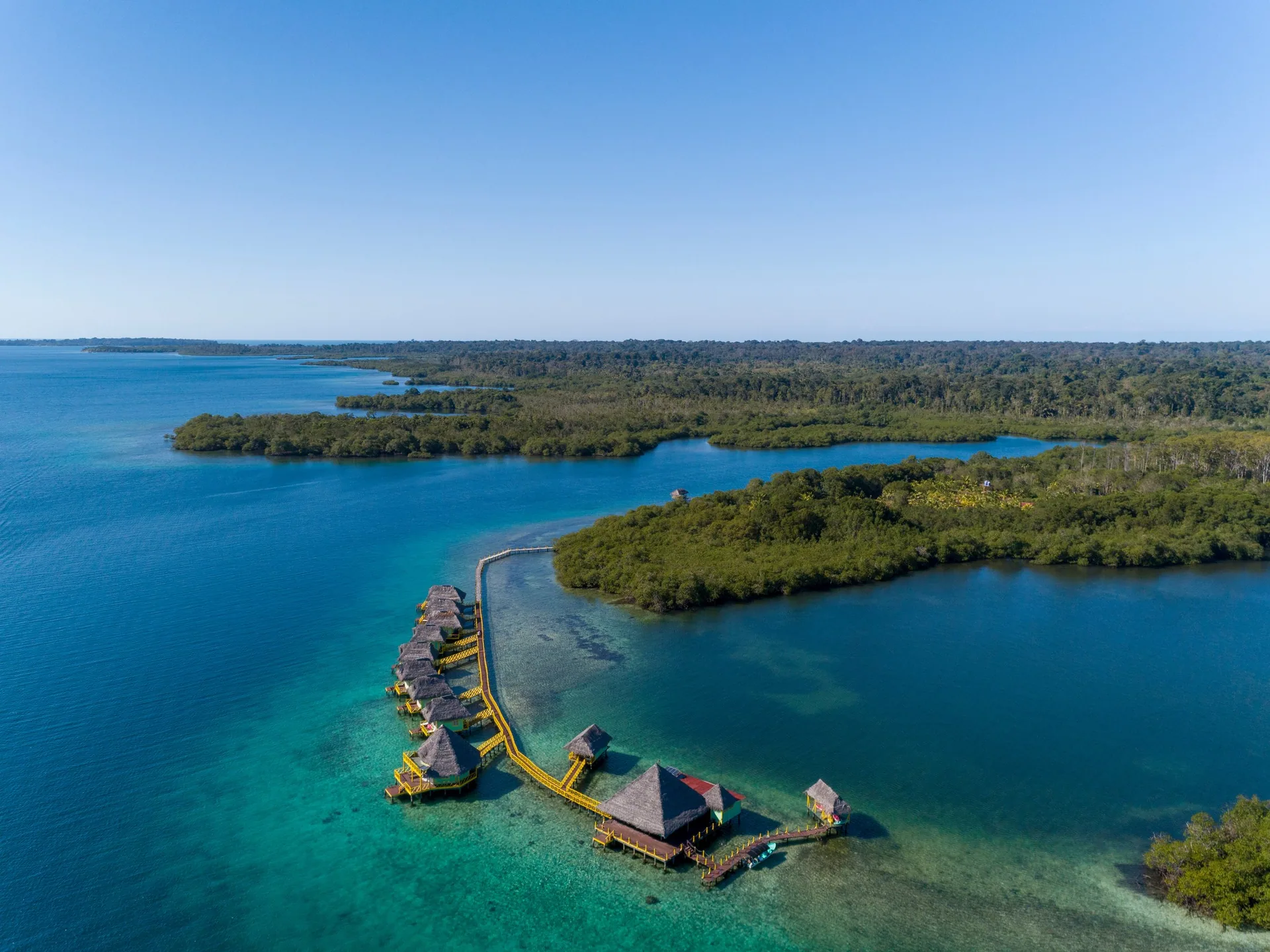 El archipiélago de Bocas del Toro desde el aire, Caribe panameño