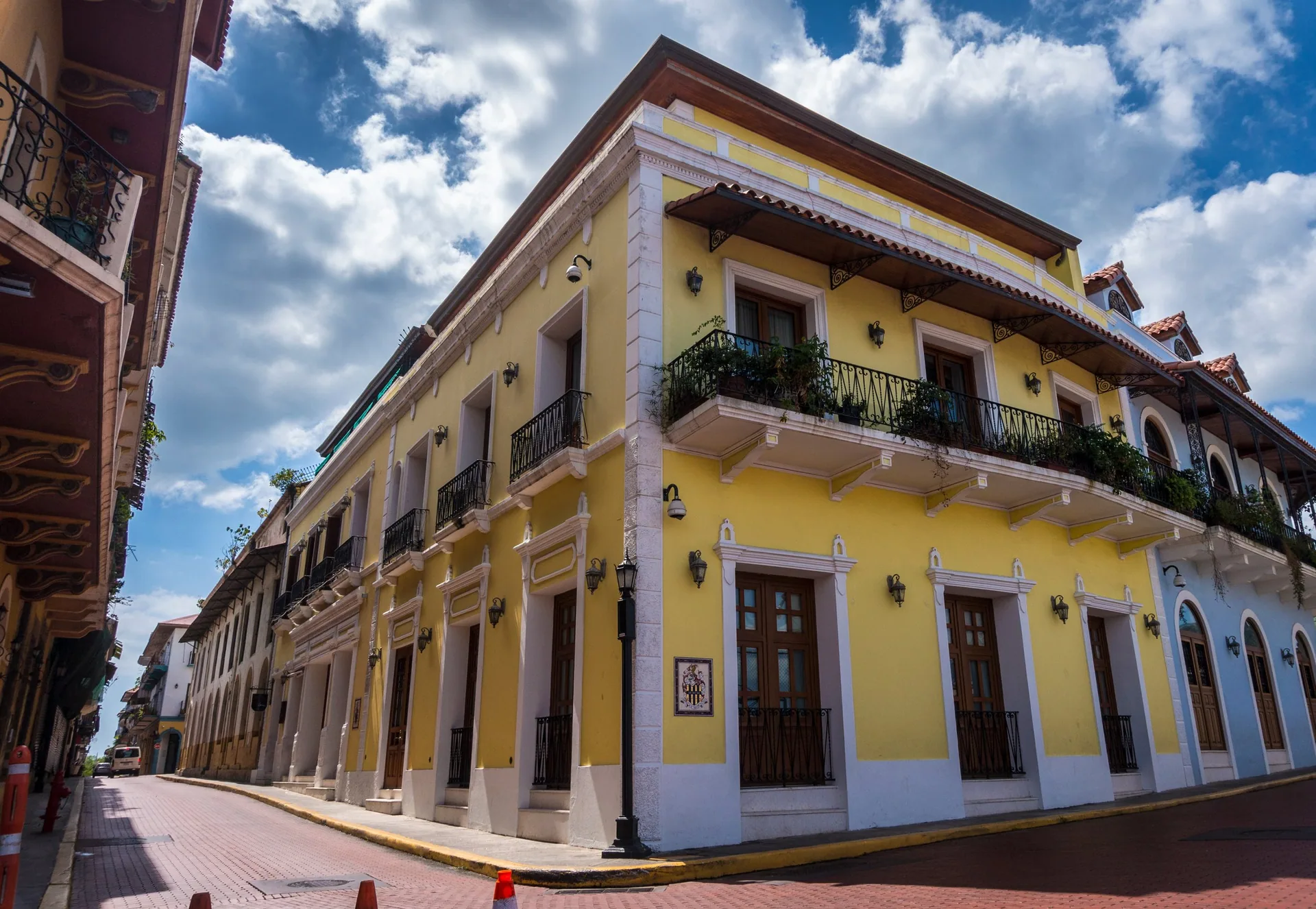 Vista desde una azotea sobre los tejados coloniales del Casco Antiguo hacia los rascacielos de Ciudad de Panamá