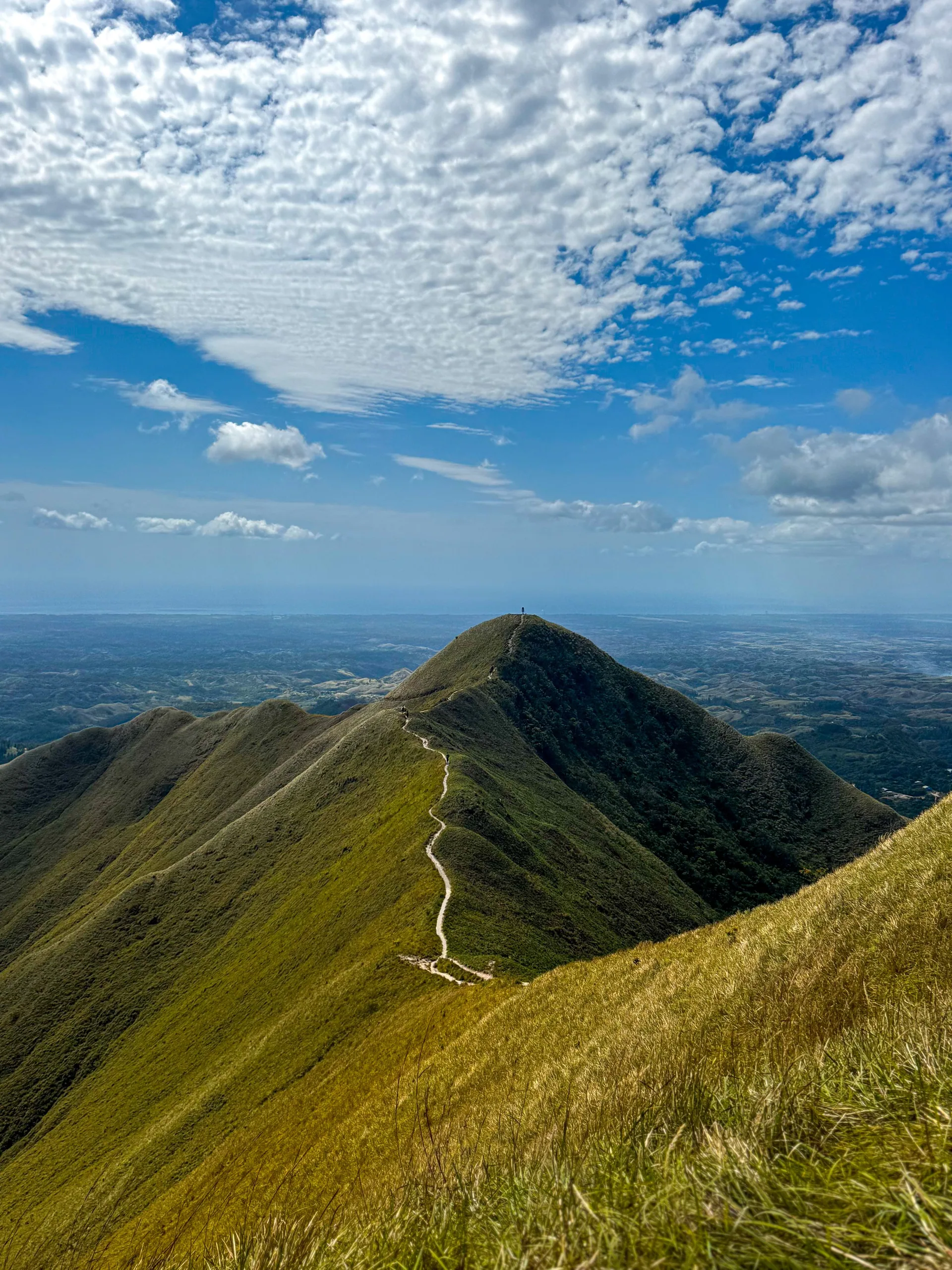 El valle del cráter y sus paredes boscosas en El Valle de Antón, Coclé, Panamá