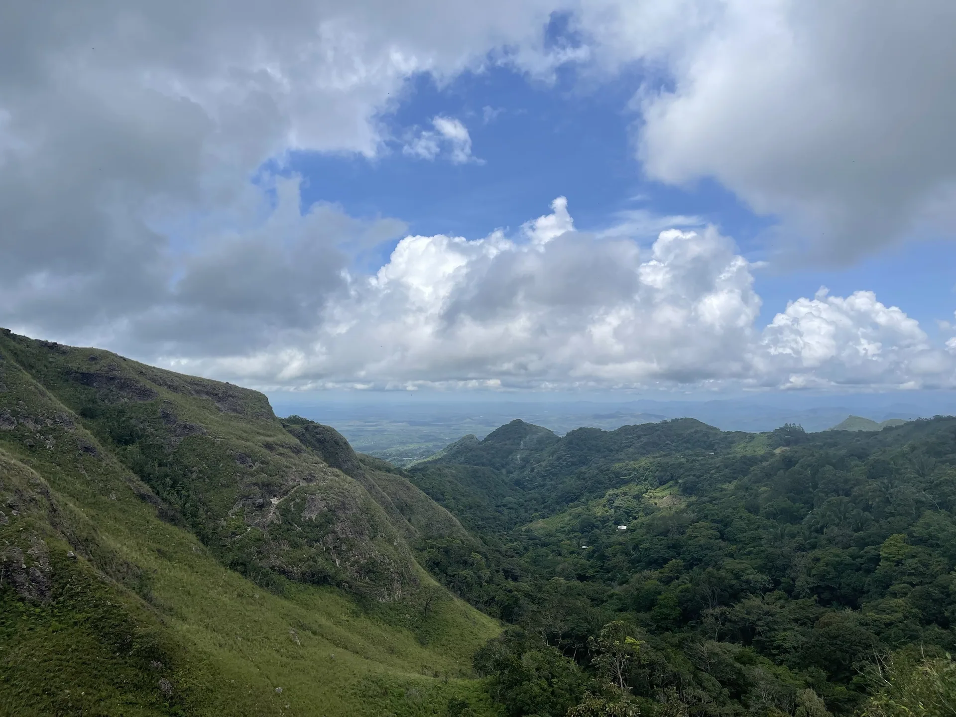 El valle del cráter y sus paredes boscosas en El Valle de Antón, Coclé, Panamá
