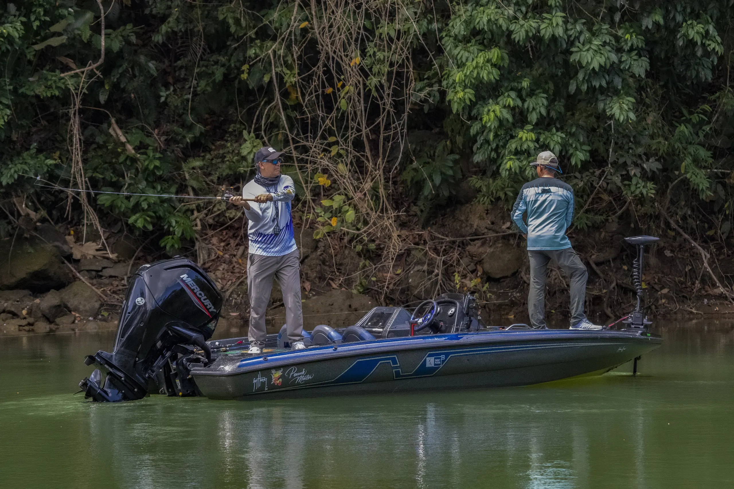 Bass boat on the green water of Gatún Lake