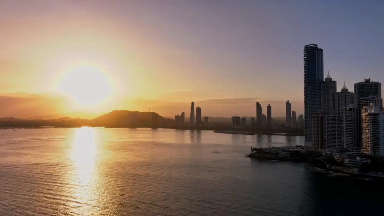 Vista aérea de la bahía y el skyline de Ciudad de Panamá a la hora dorada
