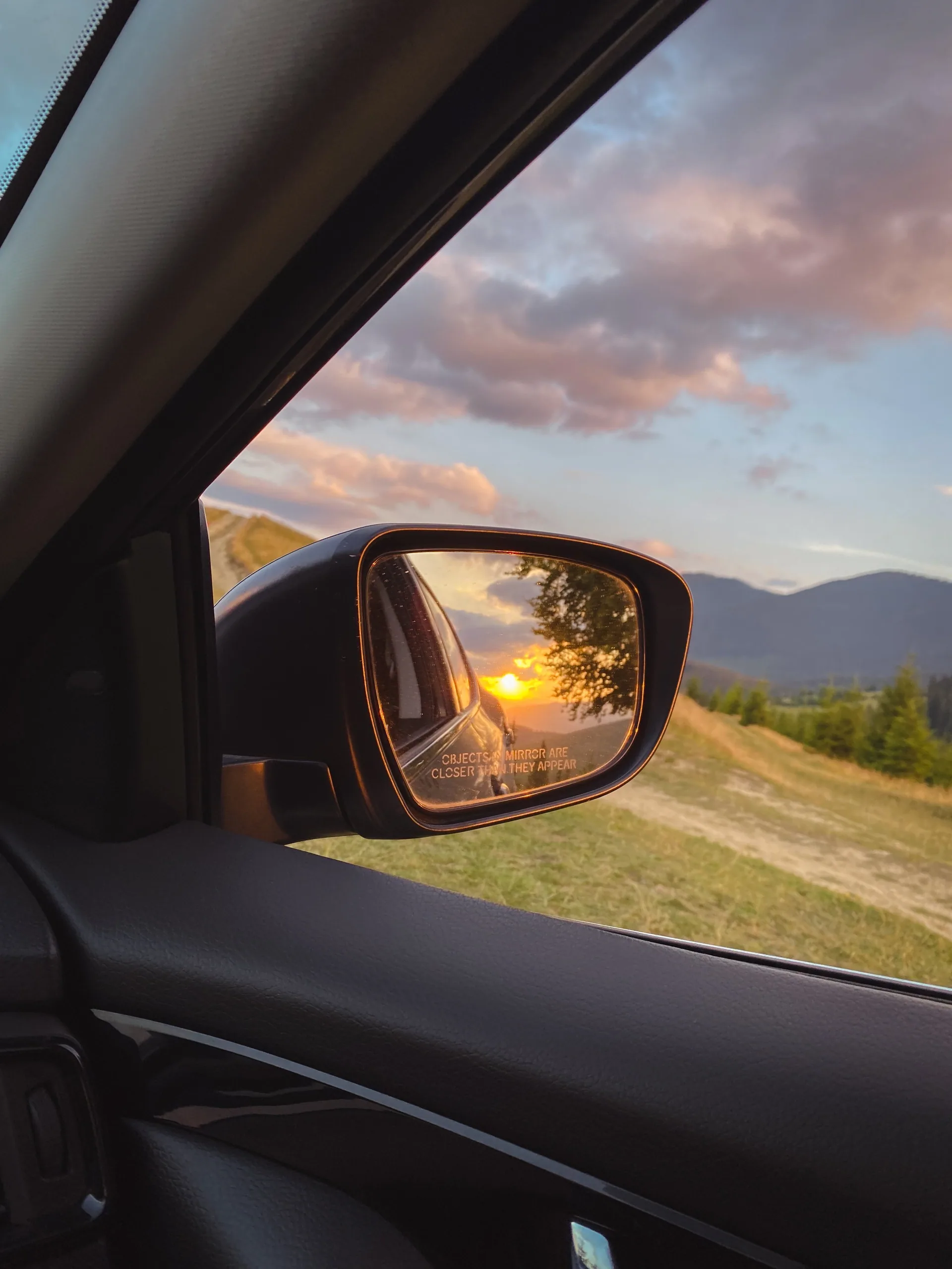 La carretera vista desde dentro de un vehículo de traslado privado en Panamá a última luz