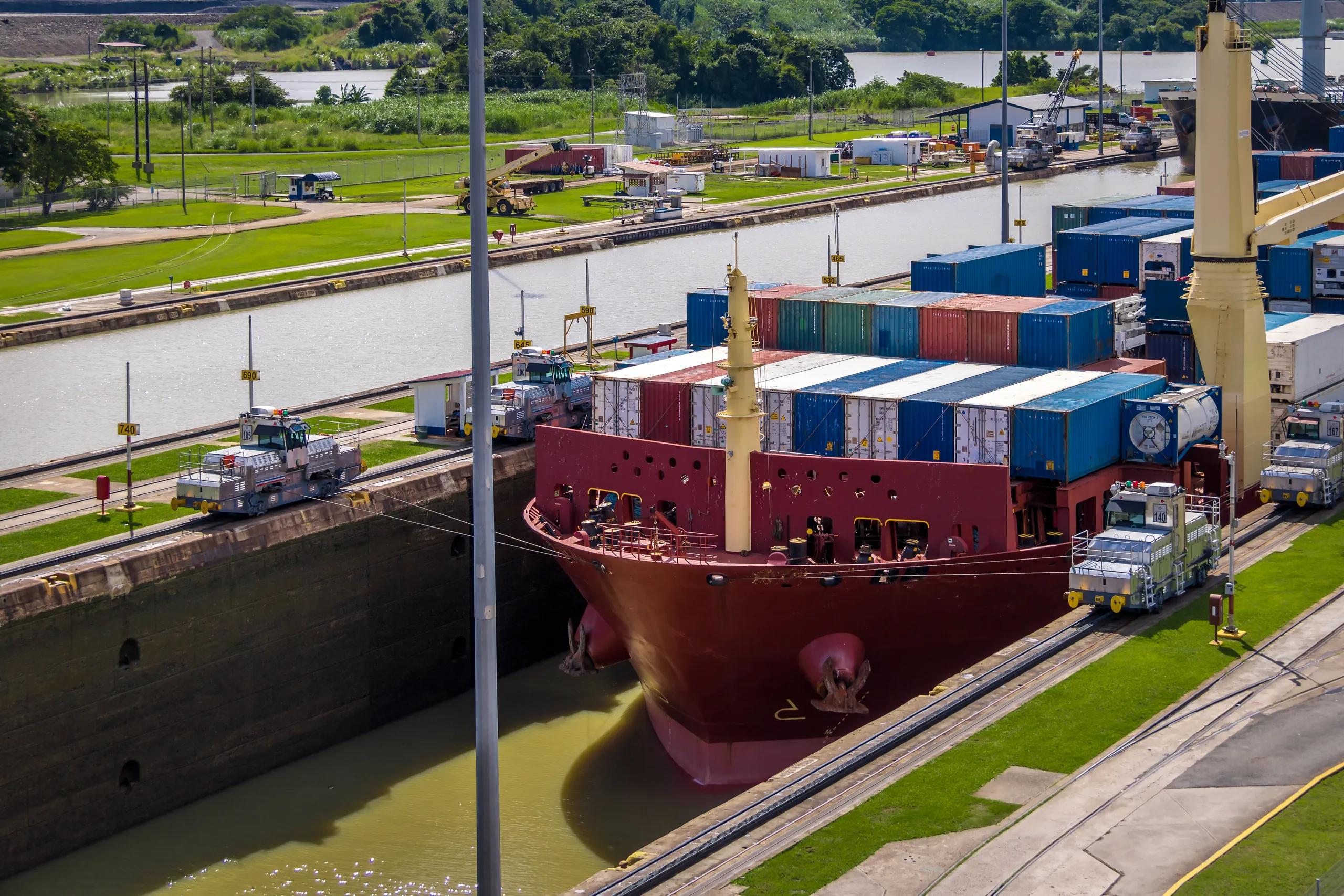 Un buque en las esclusas del Canal de Panamá