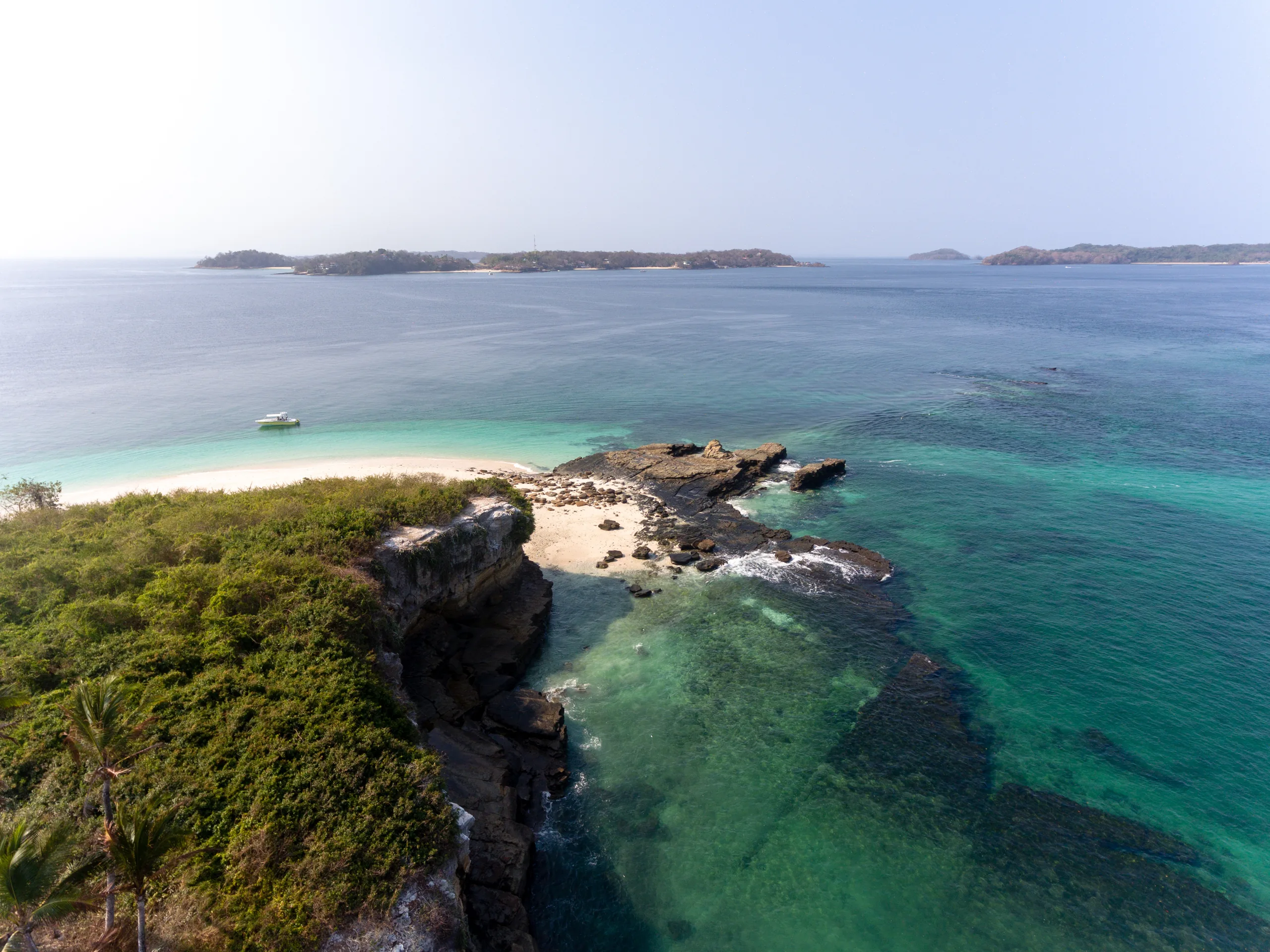 Agua turquesa y playa en Contadora, archipiélago de Las Perlas, Golfo de Panamá