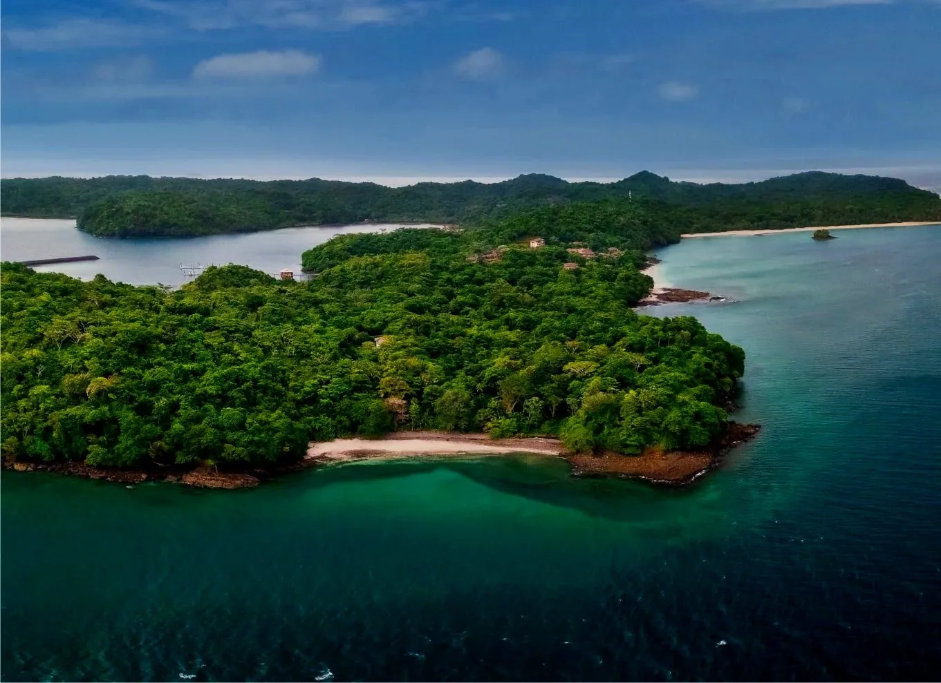 Agua turquesa y playa en Contadora, archipiélago de Las Perlas, Golfo de Panamá
