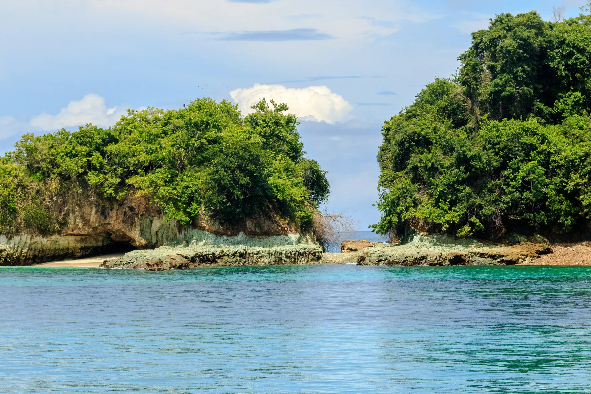 Agua turquesa y playa en Contadora, archipiélago de Las Perlas, Golfo de Panamá