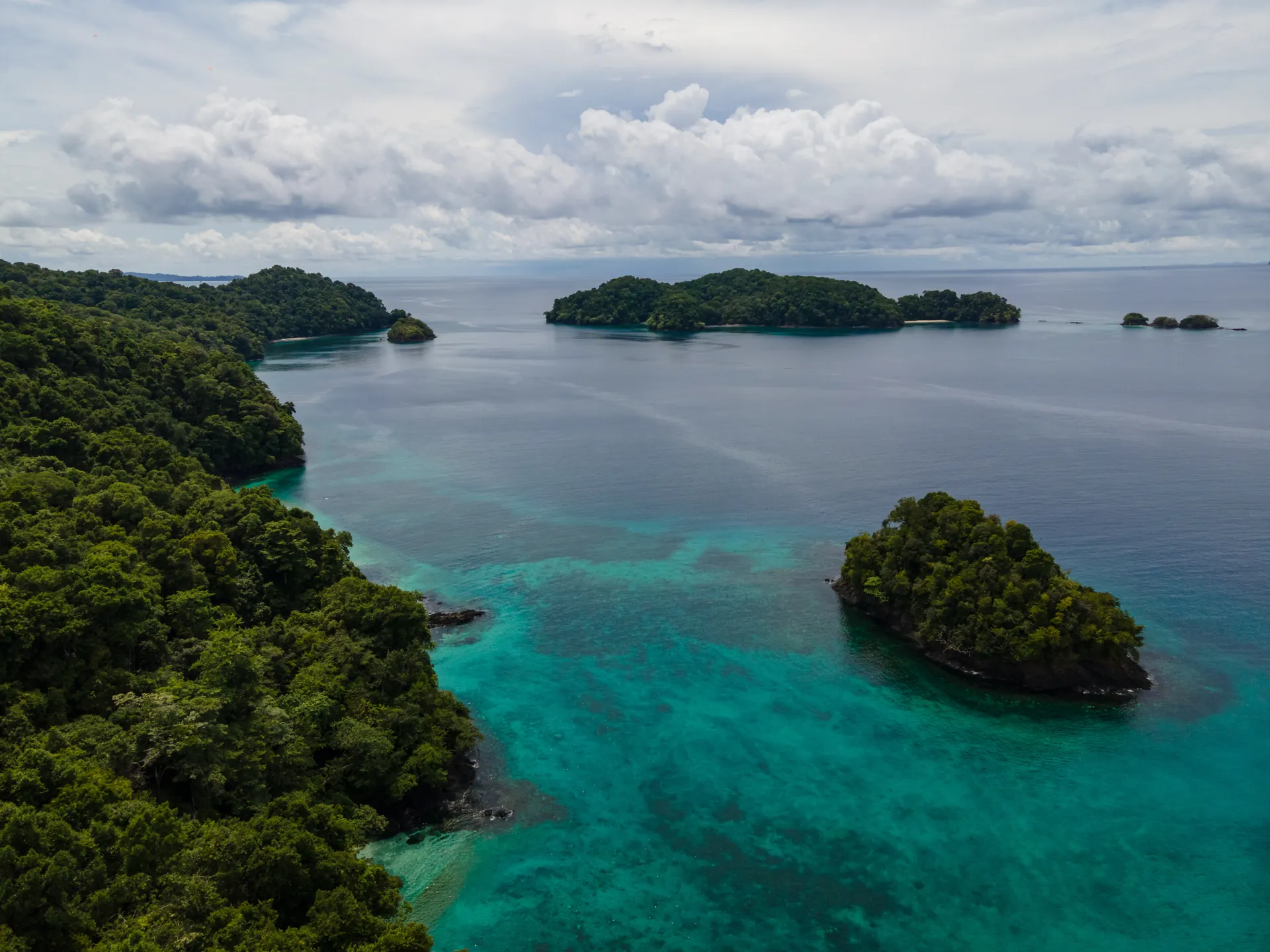 Islas del Parque Nacional Coiba desde el aire, a las que se llega en barco desde Santa Catalina