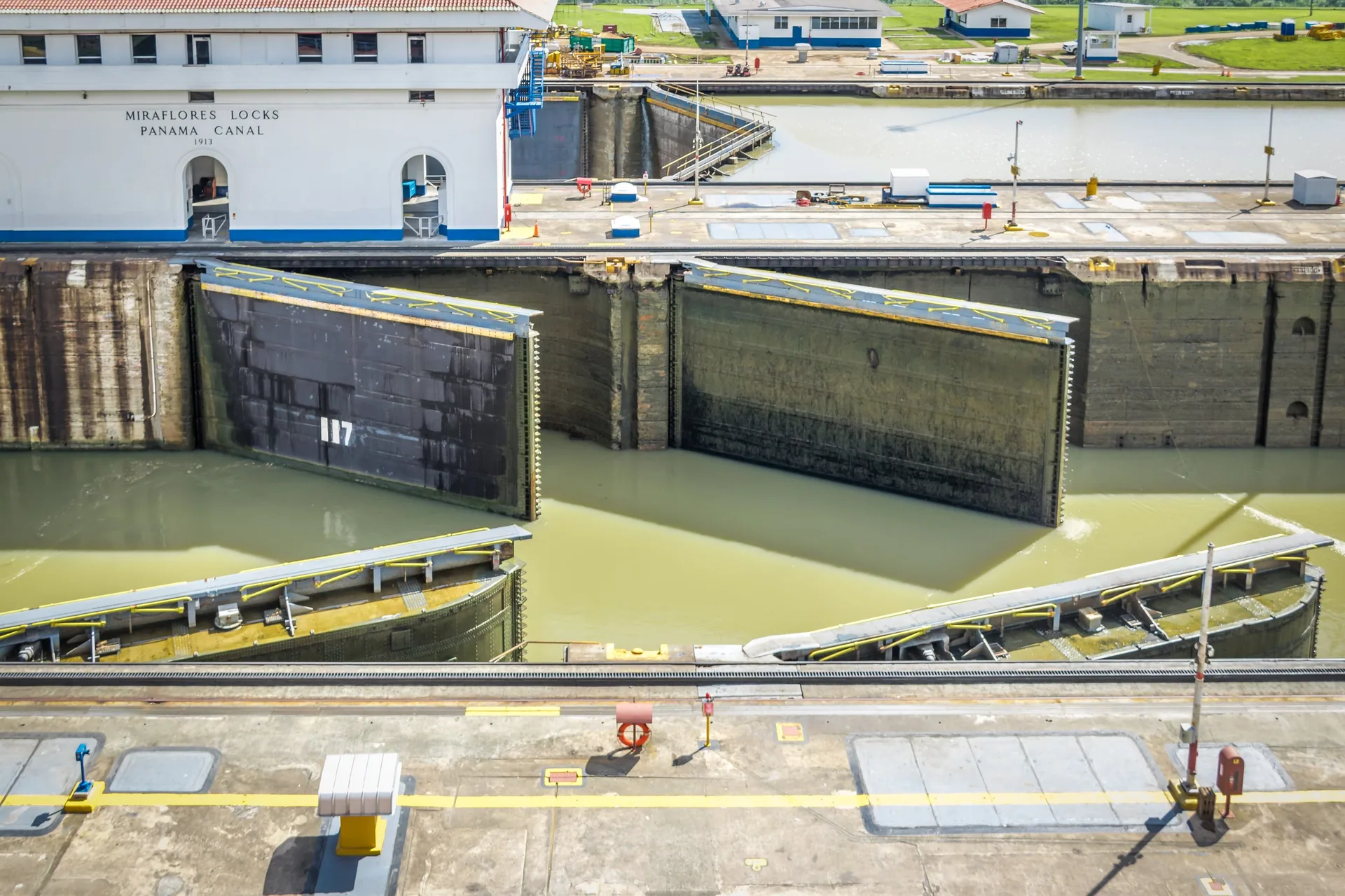 Un buque Panamax transitando las esclusas de Miraflores, Canal de Panamá