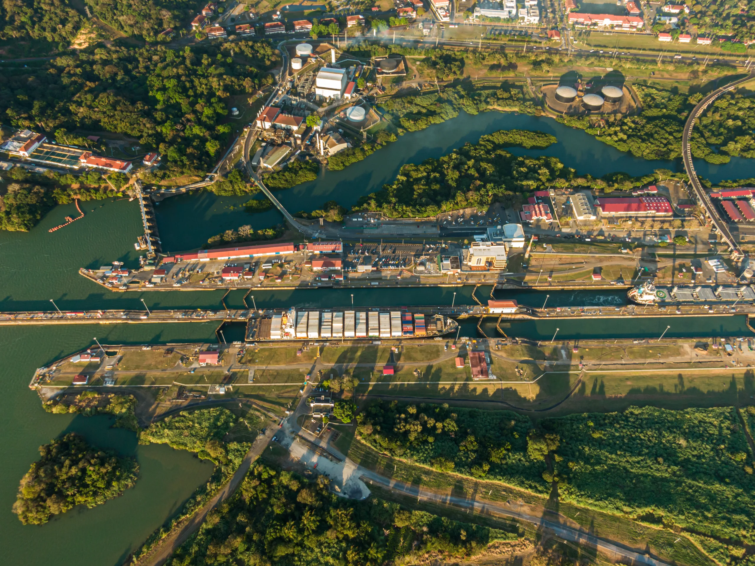 Un buque Panamax transitando las esclusas de Miraflores, Canal de Panamá