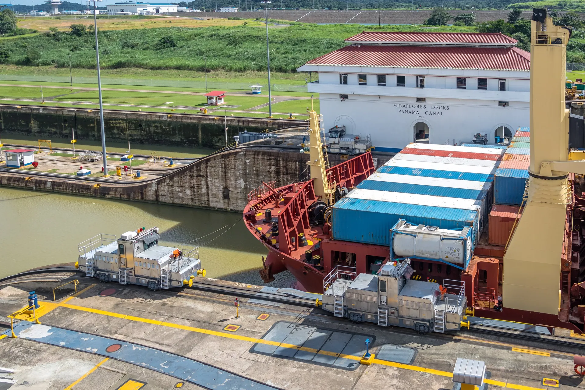 Un buque Panamax transitando las esclusas de Miraflores, Canal de Panamá